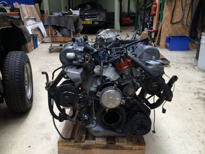 Assemblage en terugplaatsen V8 motor en versnellingsbak in W107