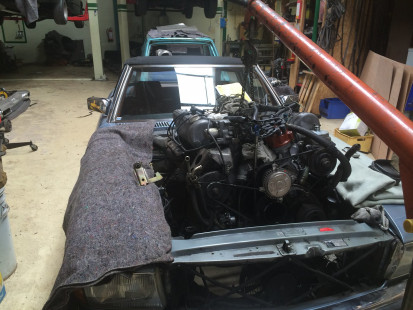 Assemblage en terugplaatsen V8 motor en versnellingsbak in W107