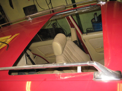 Mercedes W123 230TE rood Divers