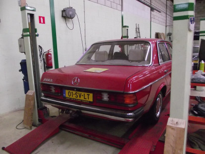 Mercedes W123 300D rood - Deelrestauratie aan deze prachtige rode 300D