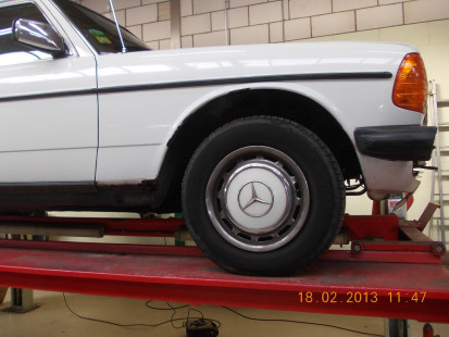 Mercedes W123 300TDT - Roest bij dorpels en achterlicht bak