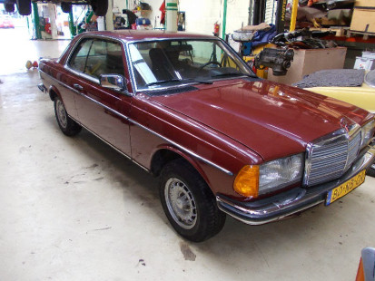 Mercedes W123 230CE bordeauxrood - Laswerk accubak en Dinitrol behandeling